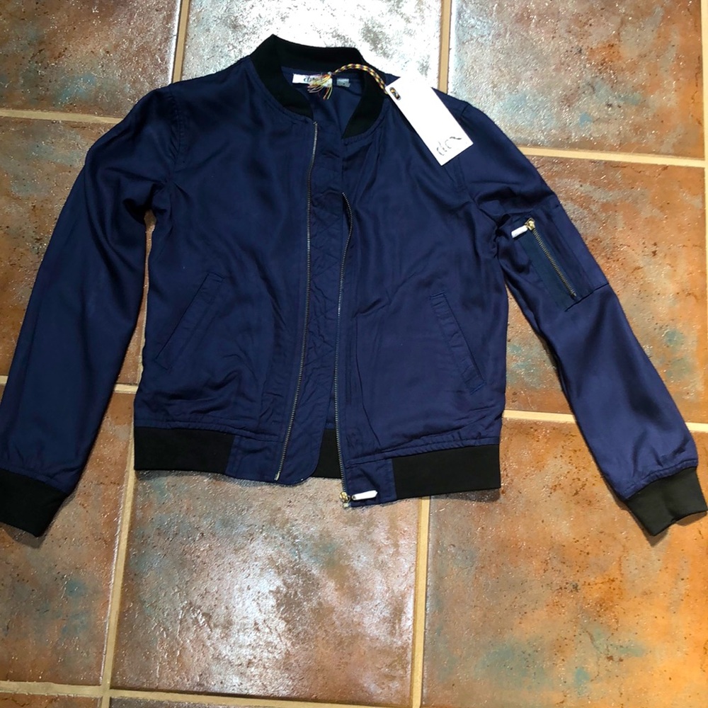Silky feel, light weight, spring jacket